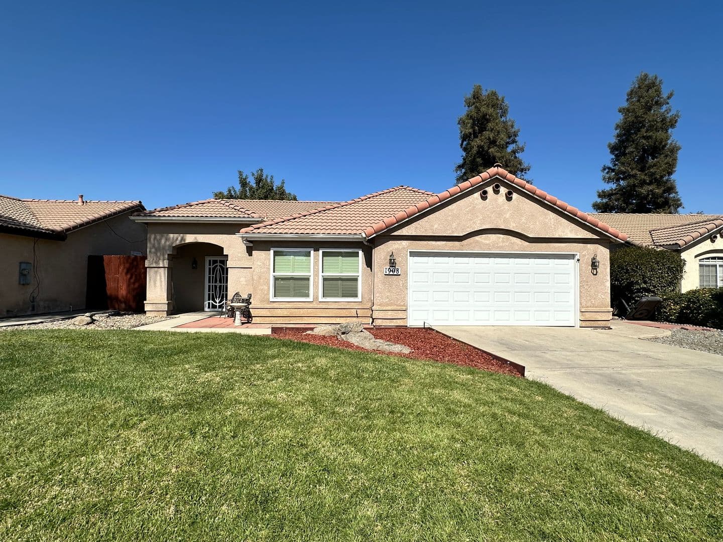 Visalia House: 1908 East College Ave