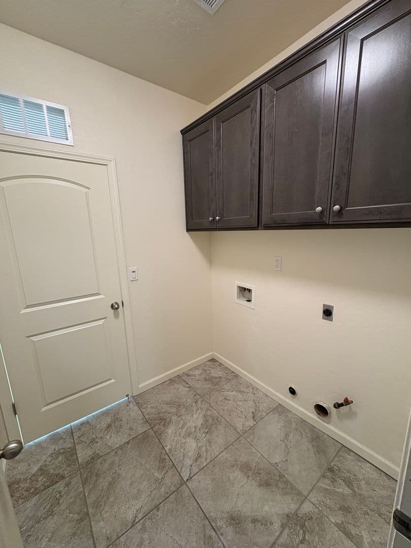 Visalia House: 3208 North Rova Ct
