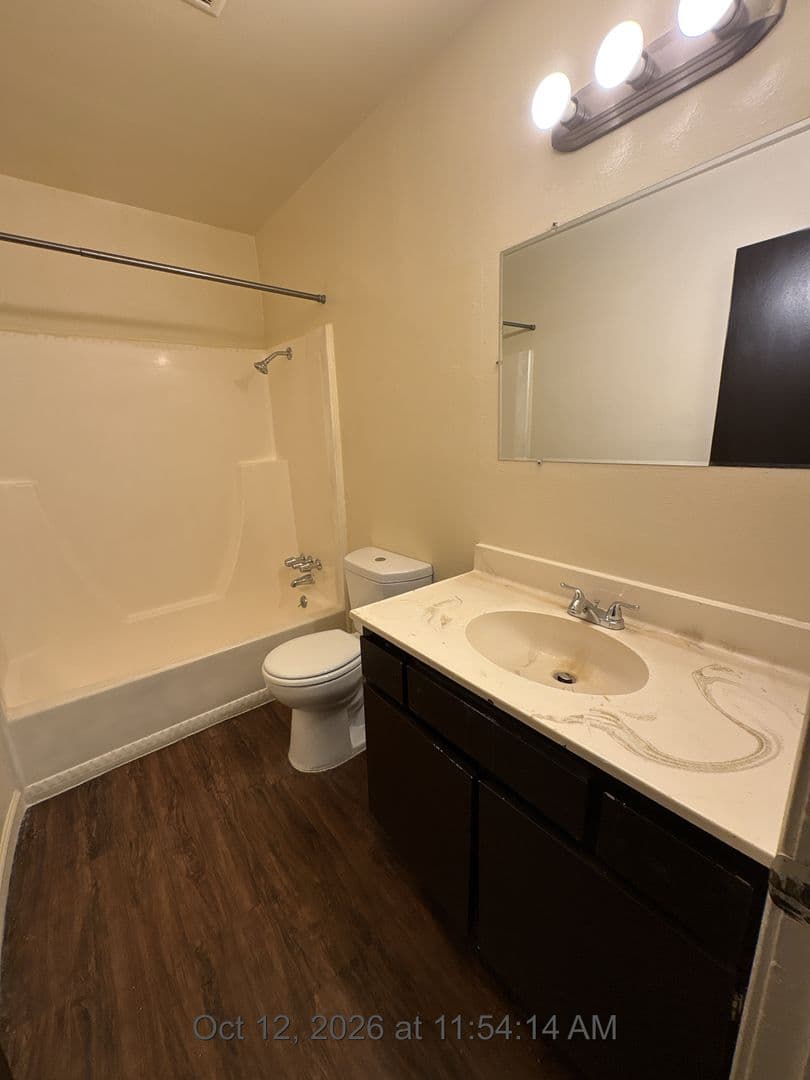Visalia Apartment: 615 S Demaree St