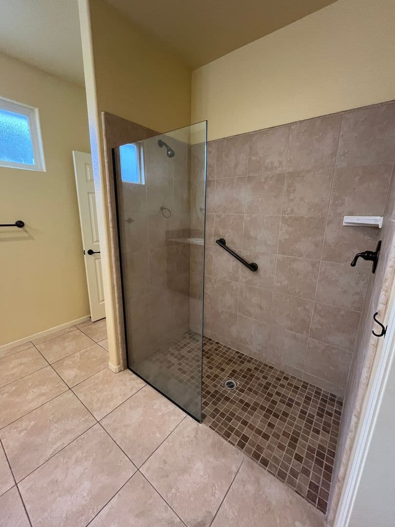 Porterville House: 2139 W Clare Ave