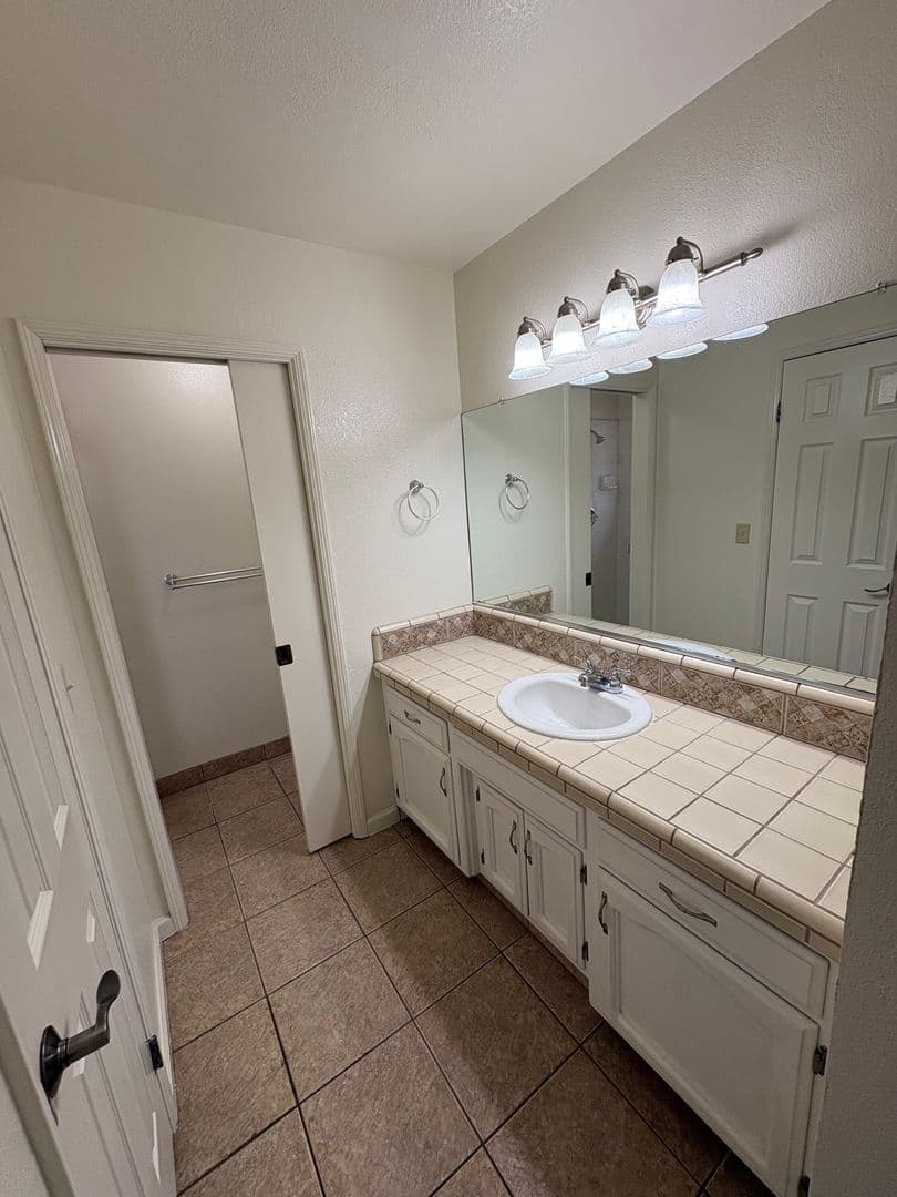 Visalia House: 1931 South Stevenson Ct