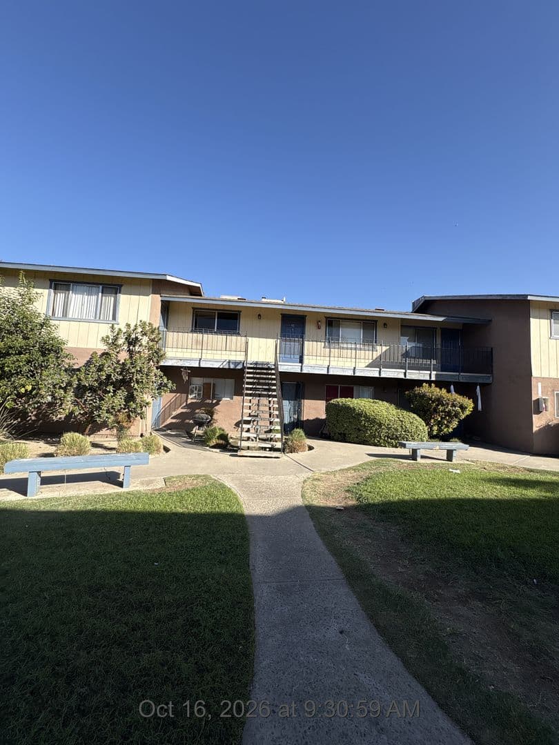 Visalia Apartment: 615 S Demaree St
