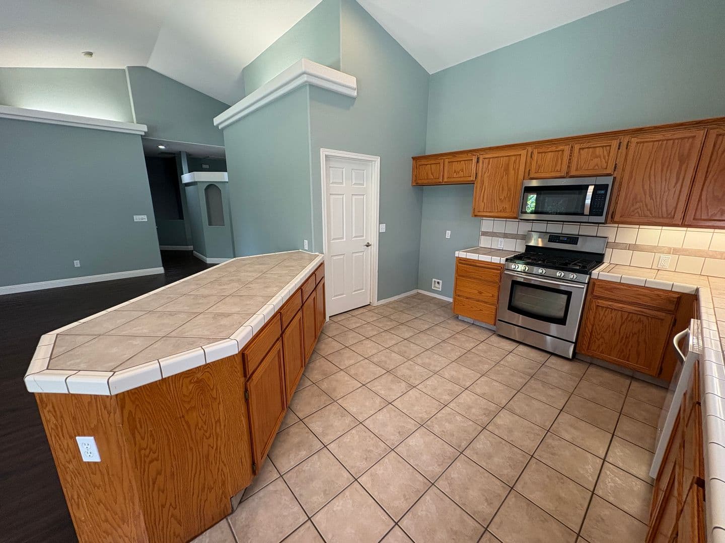 Visalia House: 2643 West Oakridge Ave