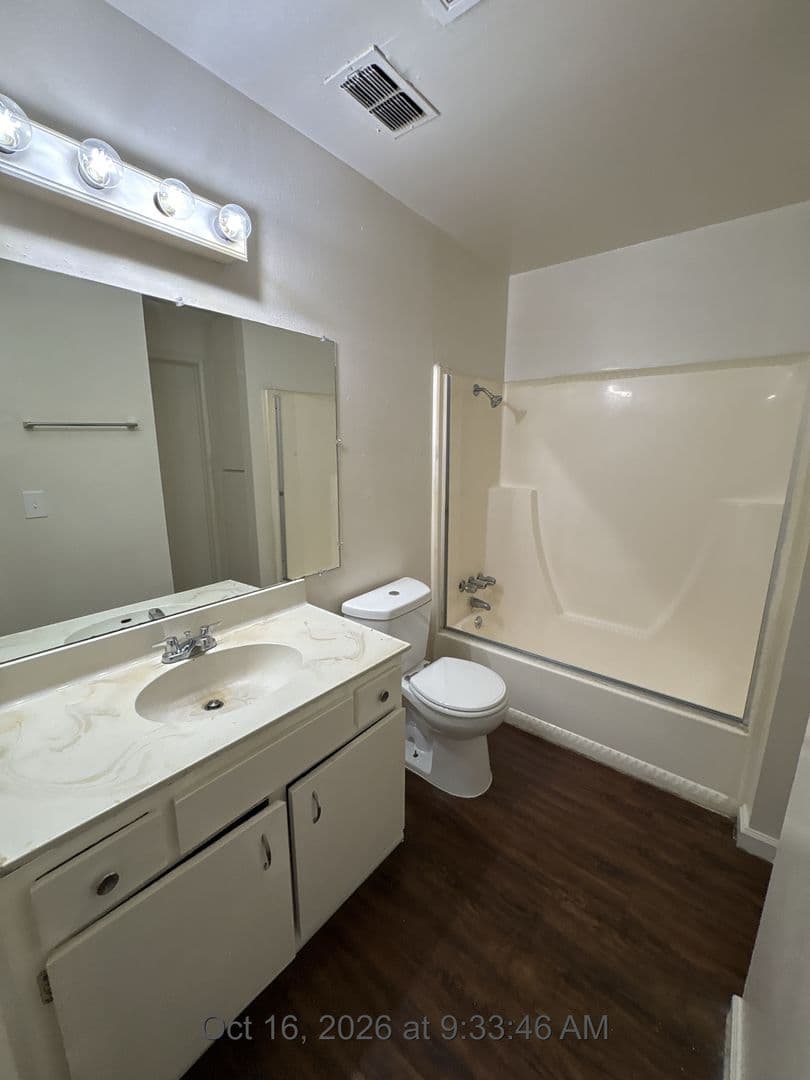 Visalia Apartment: 615 S Demaree St