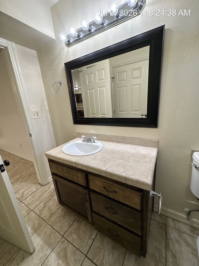 Visalia Apartment: 415 North West St