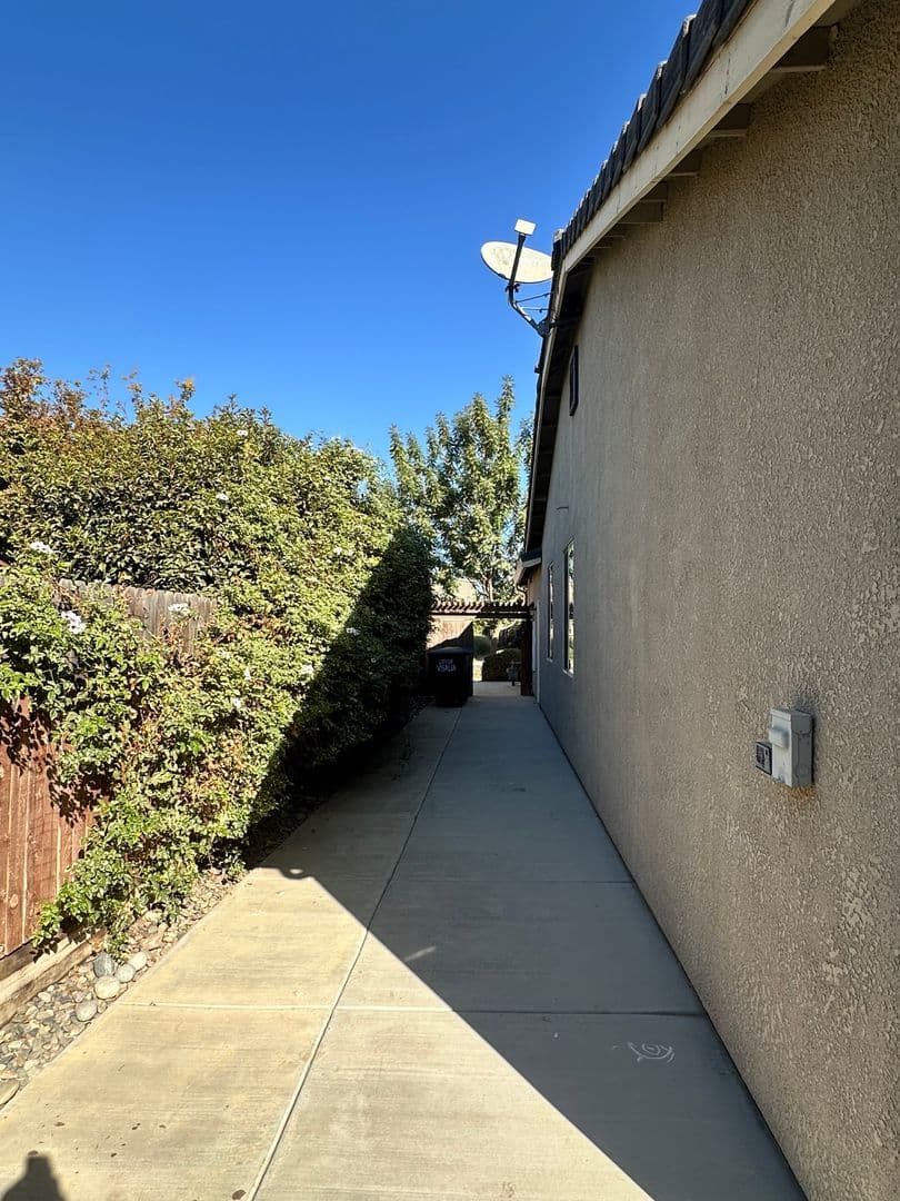 Visalia House: 2001 W Flagstaff Ave