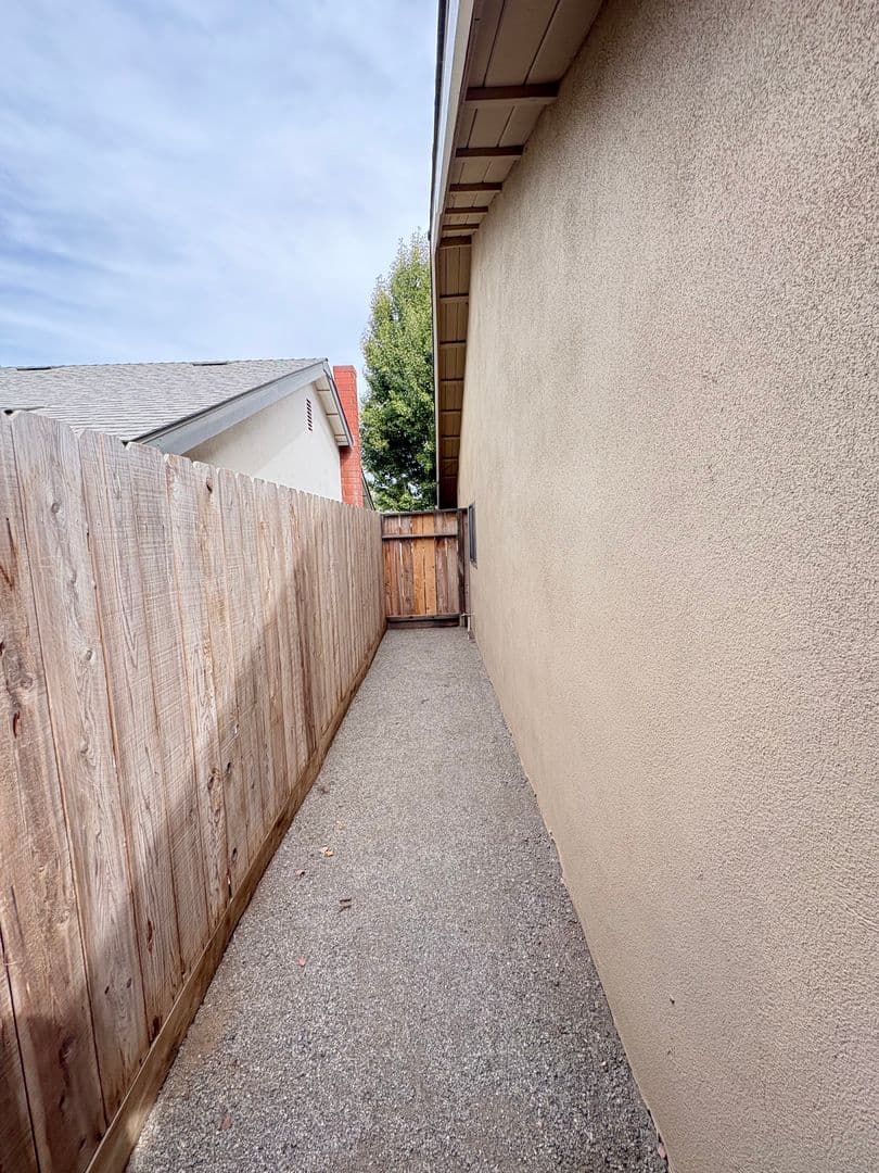 Visalia House: 1931 South Stevenson Ct