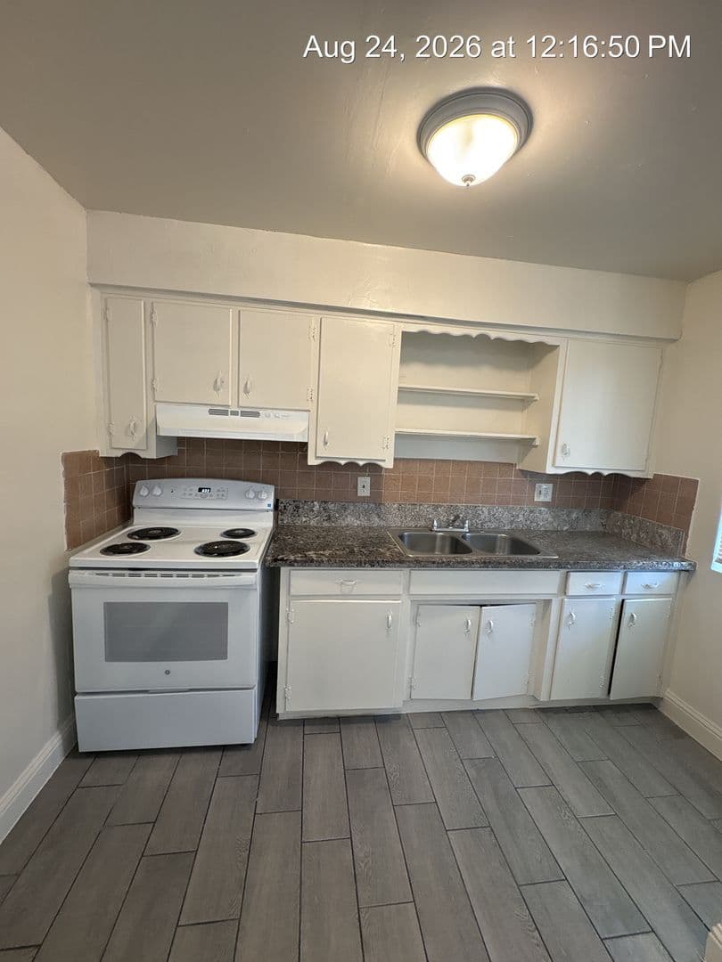 Tulare Apartment: 340-352 S Blackstone St