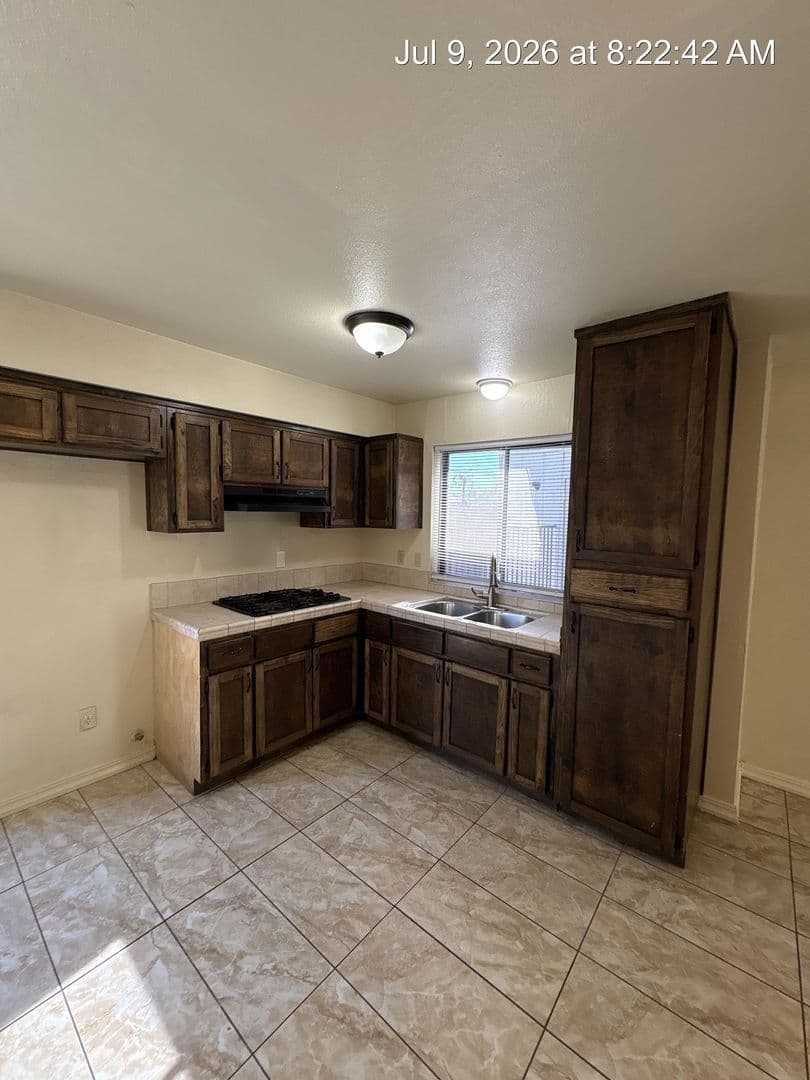 Visalia Apartment: 415 North West St