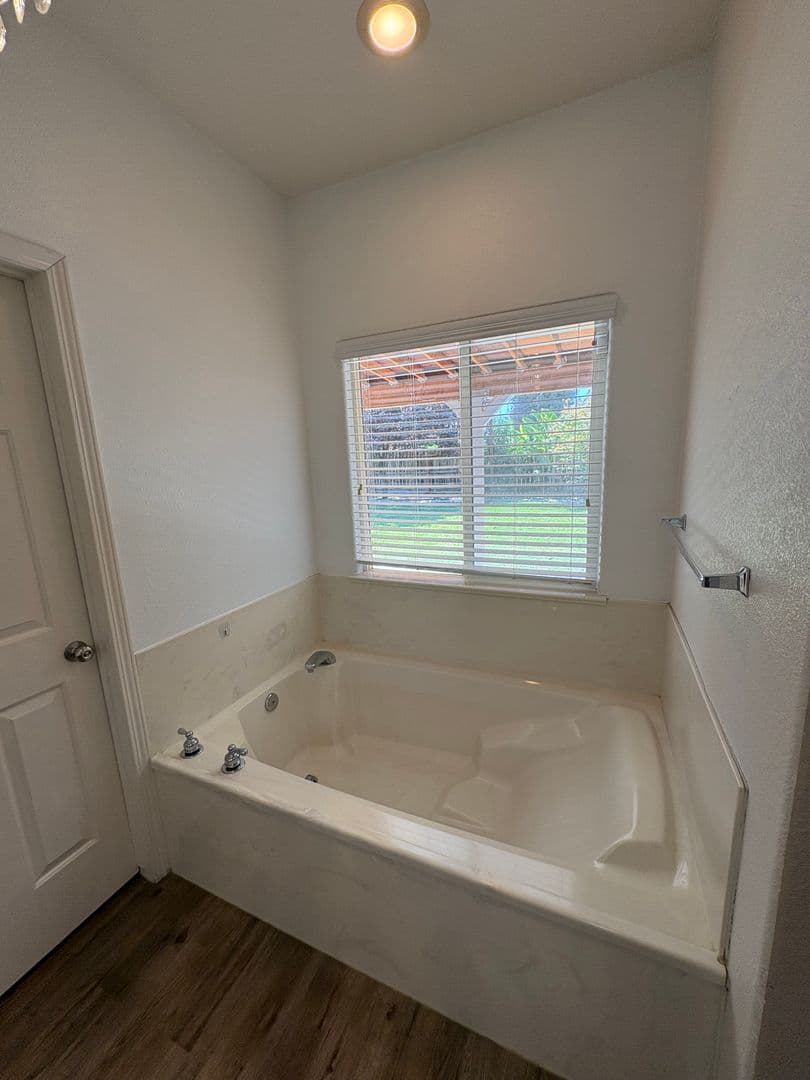 Visalia House: 2643 West Oakridge Ave