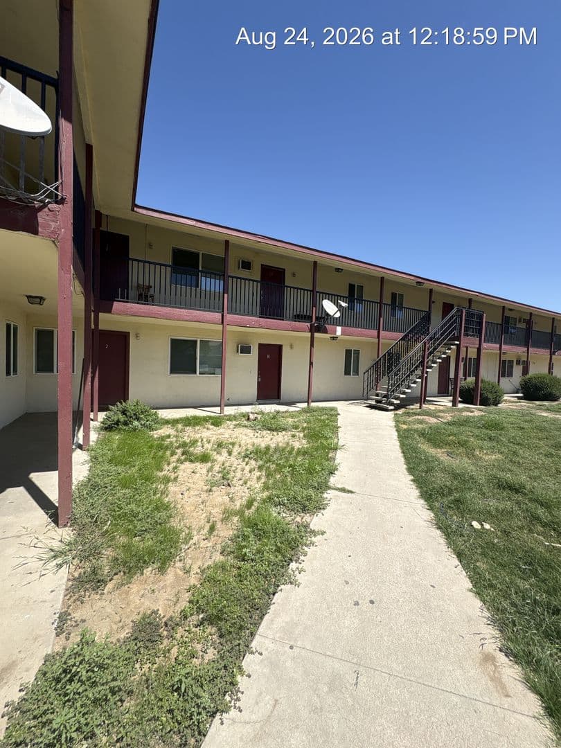Tulare Apartment: 340-352 S Blackstone St