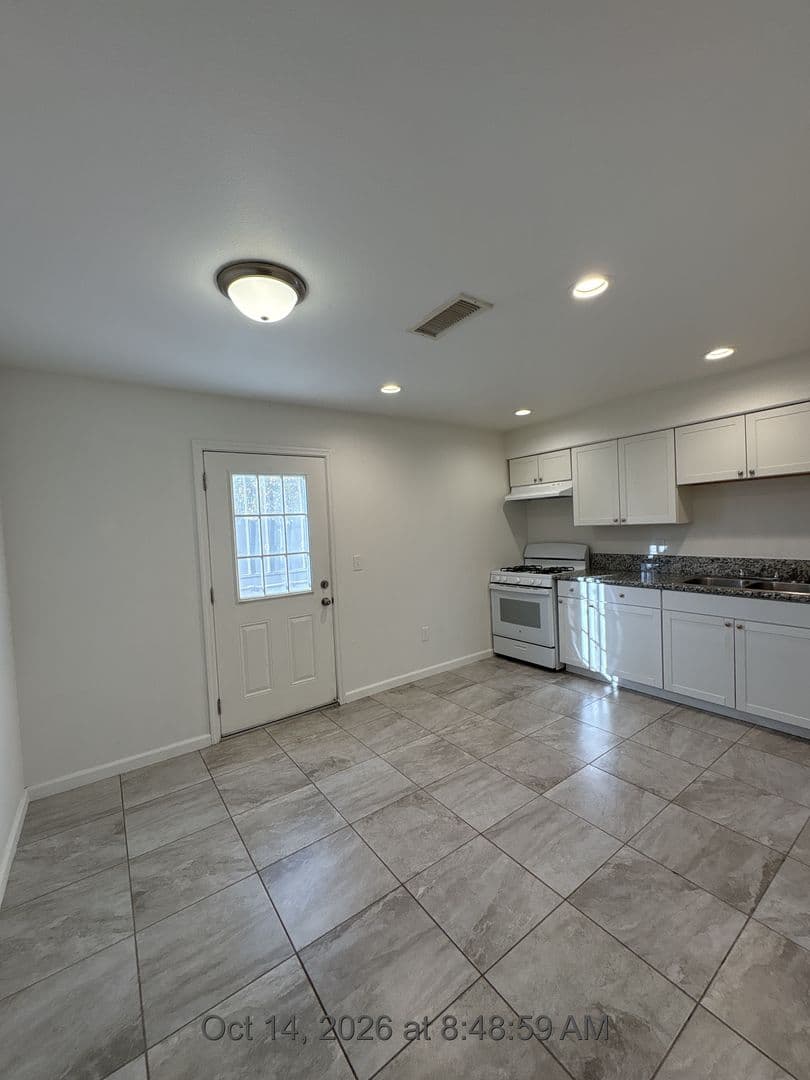 Hanford Apartment: 2002-2004 Parker Place