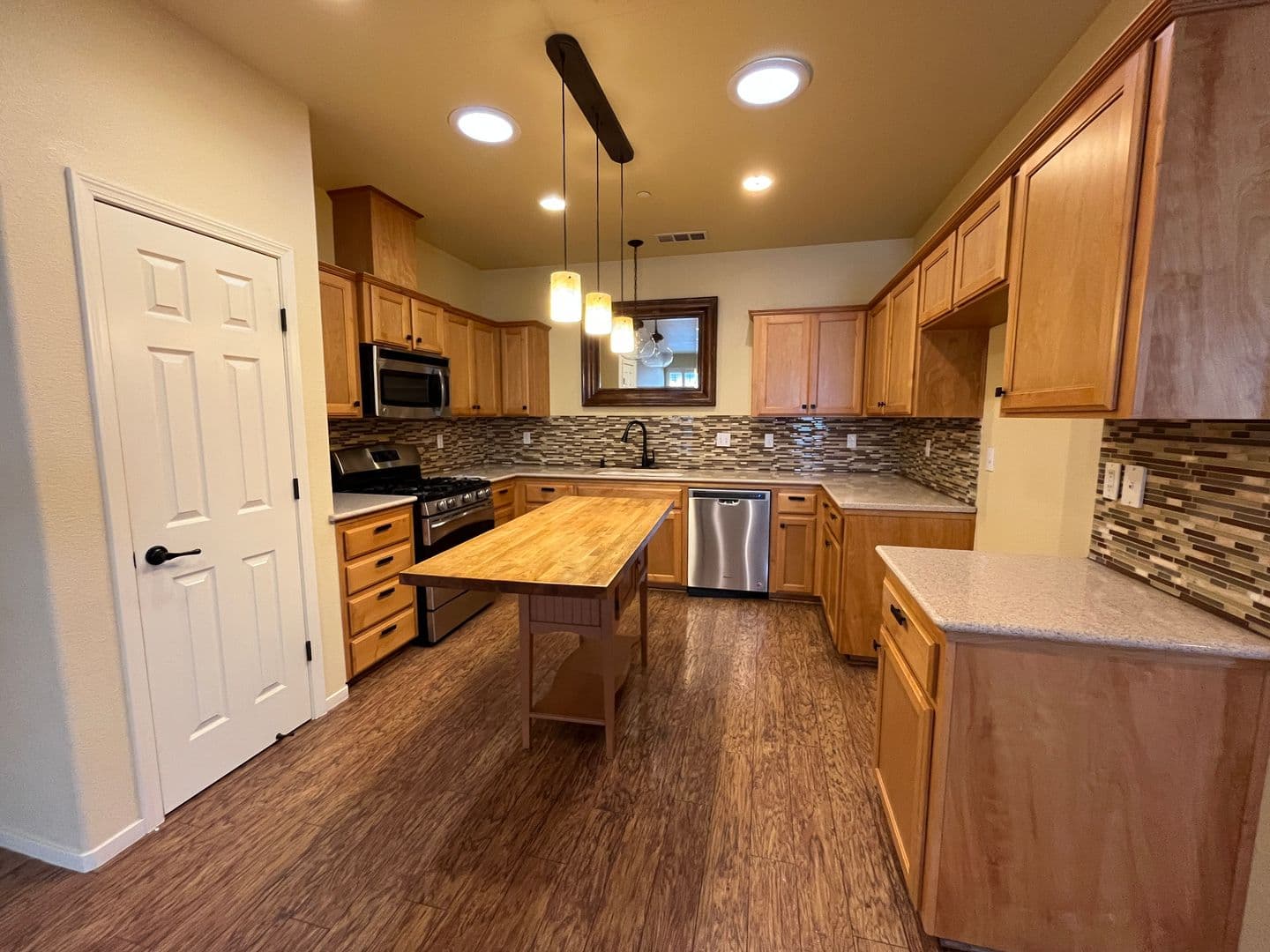 Porterville House: 2139 W Clare Ave