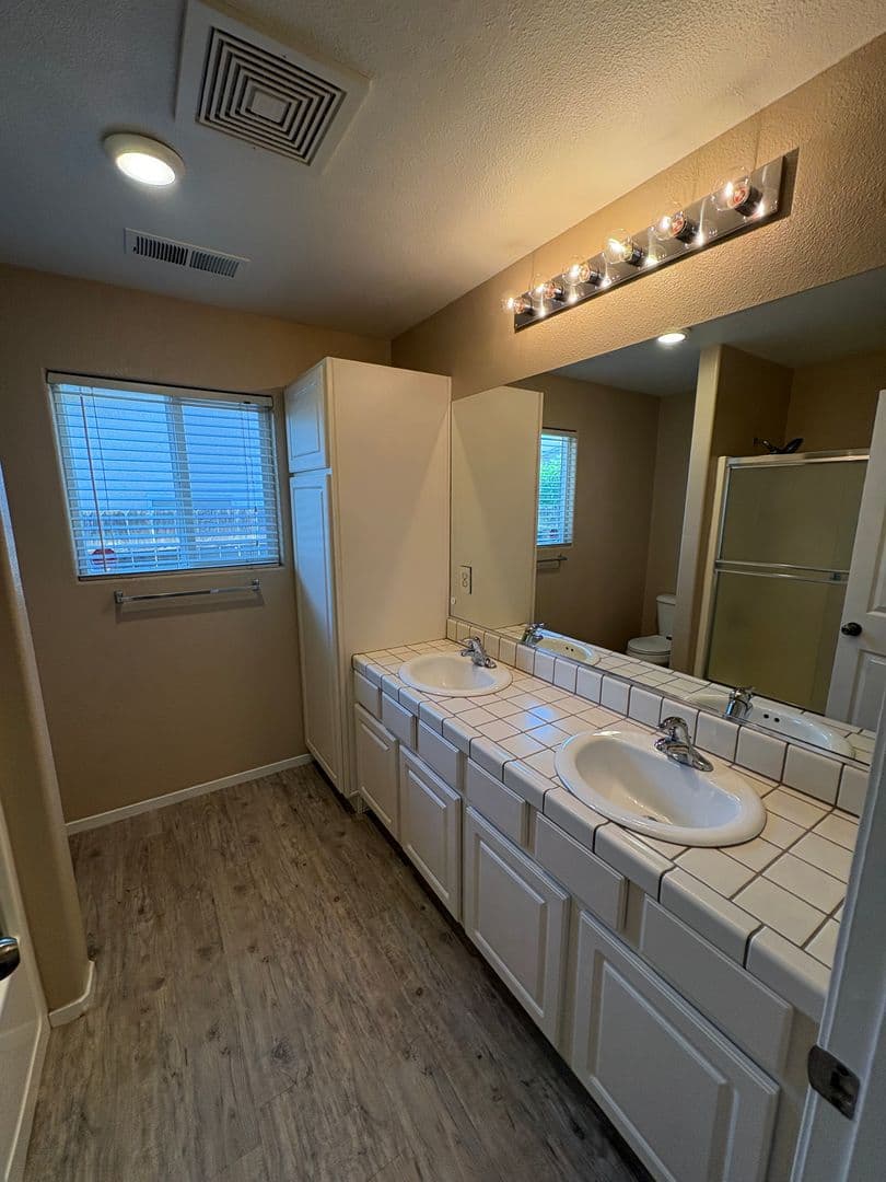 Visalia House: 2967 West Jerome Ave