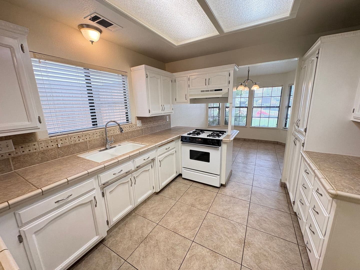 Visalia House: 1931 South Stevenson Ct
