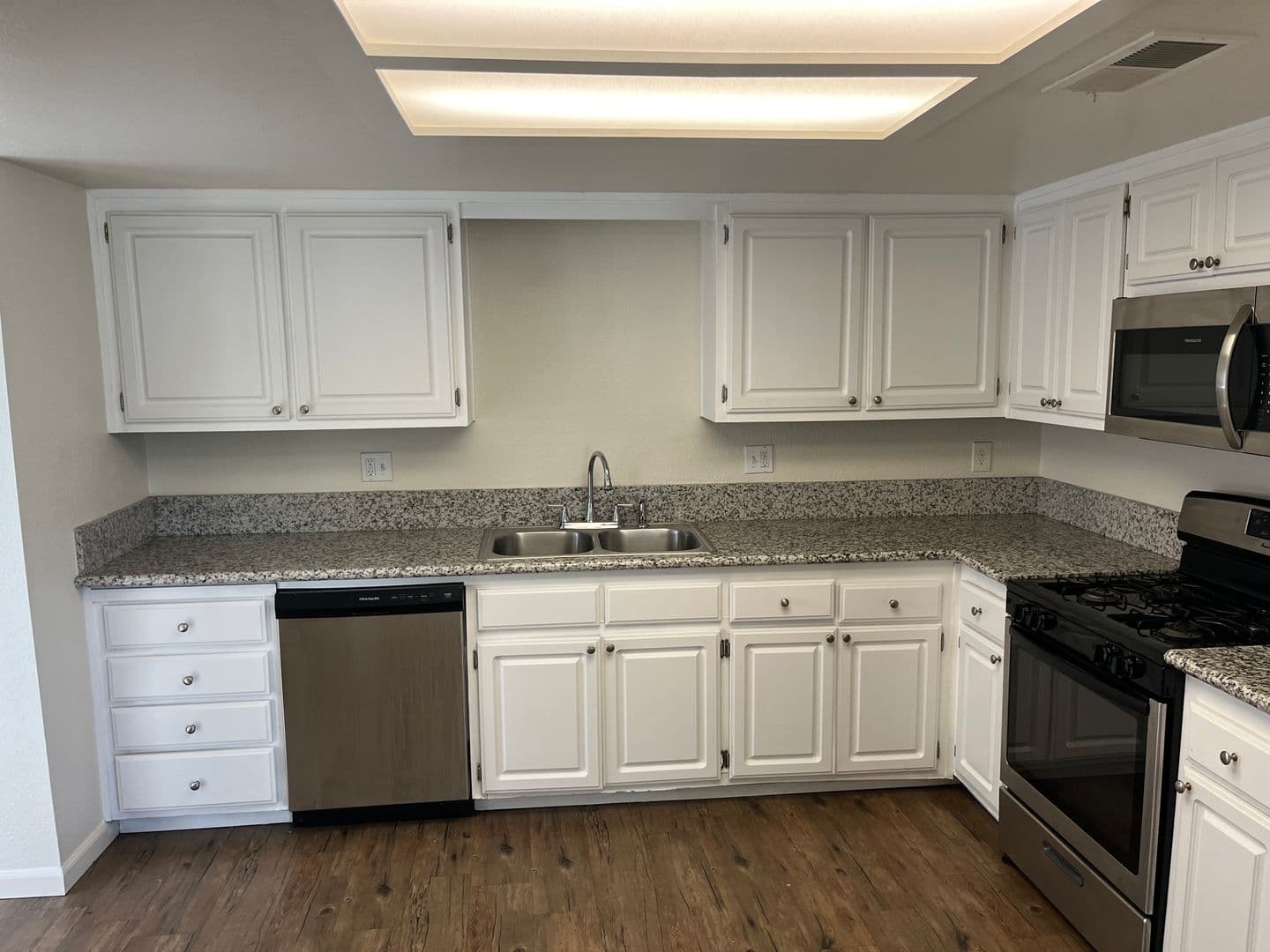 Visalia Apartment: 3900-4054 West Meadow Ave.