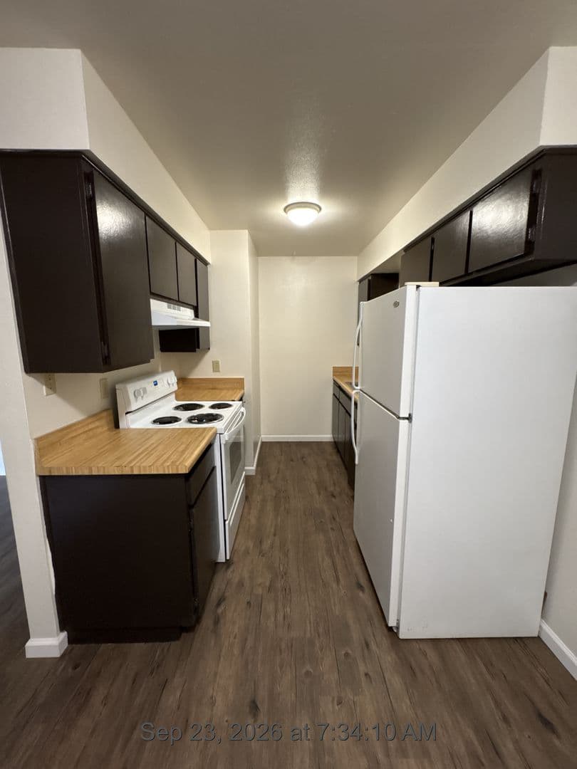 Visalia Apartment: 1300-1446 West Elowin Ave