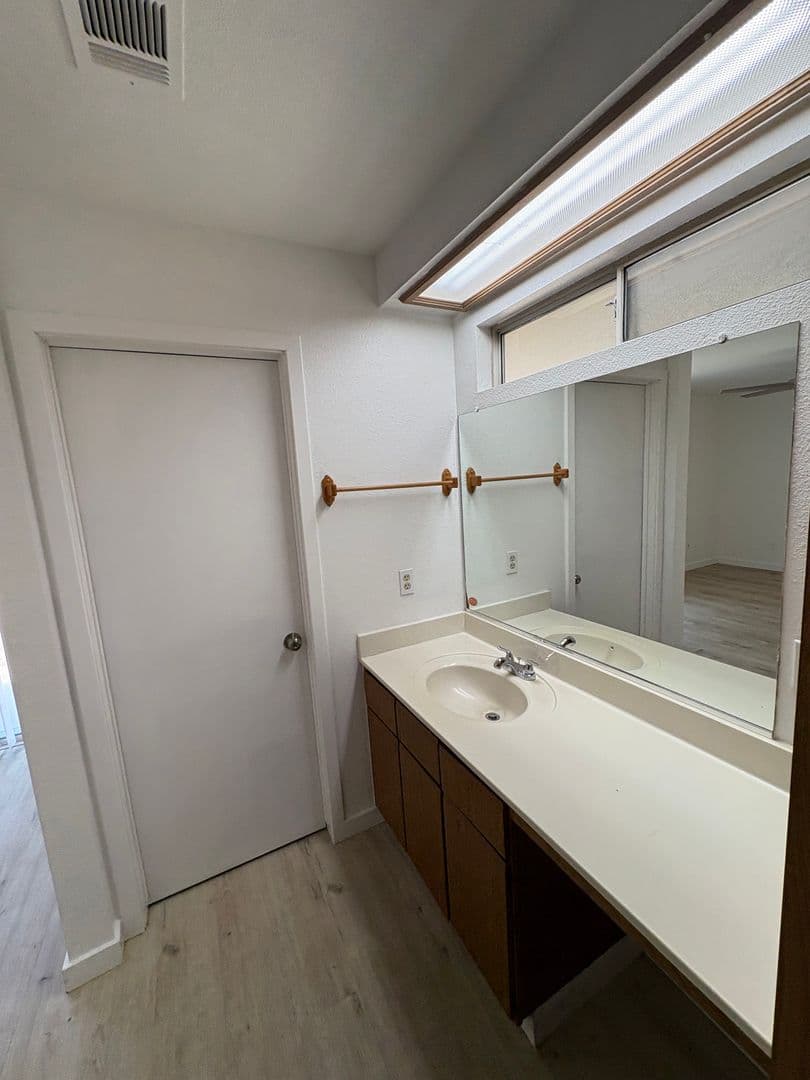 Visalia House: 2324 West Delta Ave