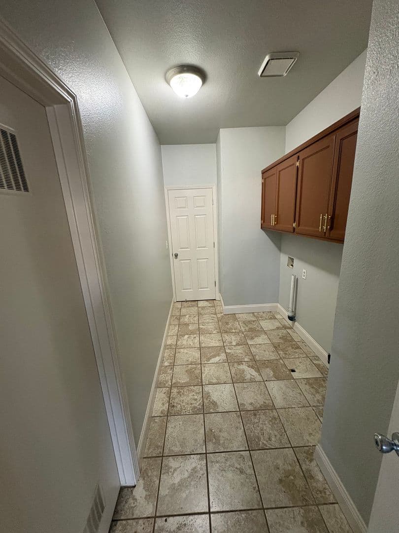 Hanford House: 540 West Birch Ct