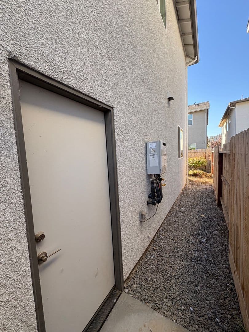 Visalia House: 1005 West Sedona Ave
