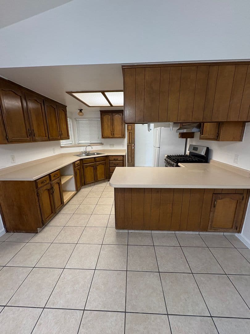 Visalia House: 2642 N Fairway St