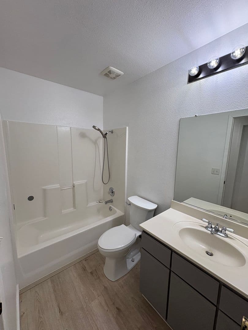 Visalia House: 2324 West Delta Ave