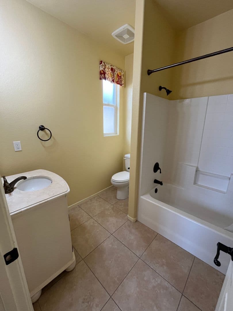 Porterville House: 2139 W Clare Ave