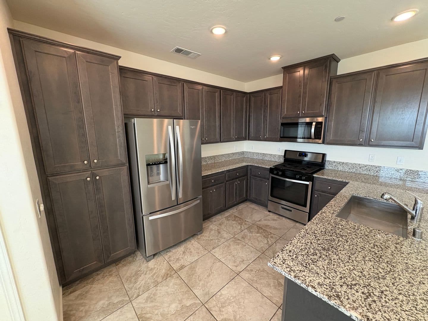 Visalia House: 3208 North Rova Ct