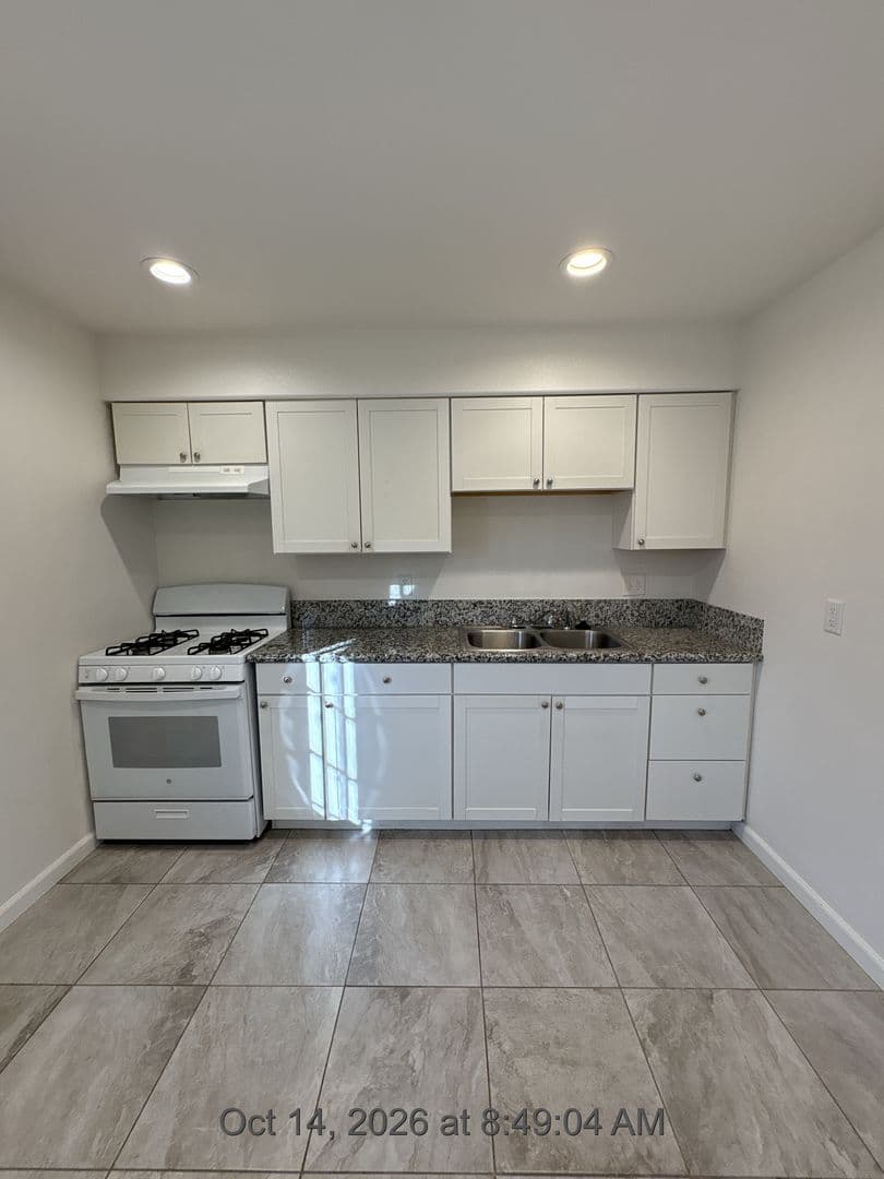 Hanford Apartment: 2002-2004 Parker Place