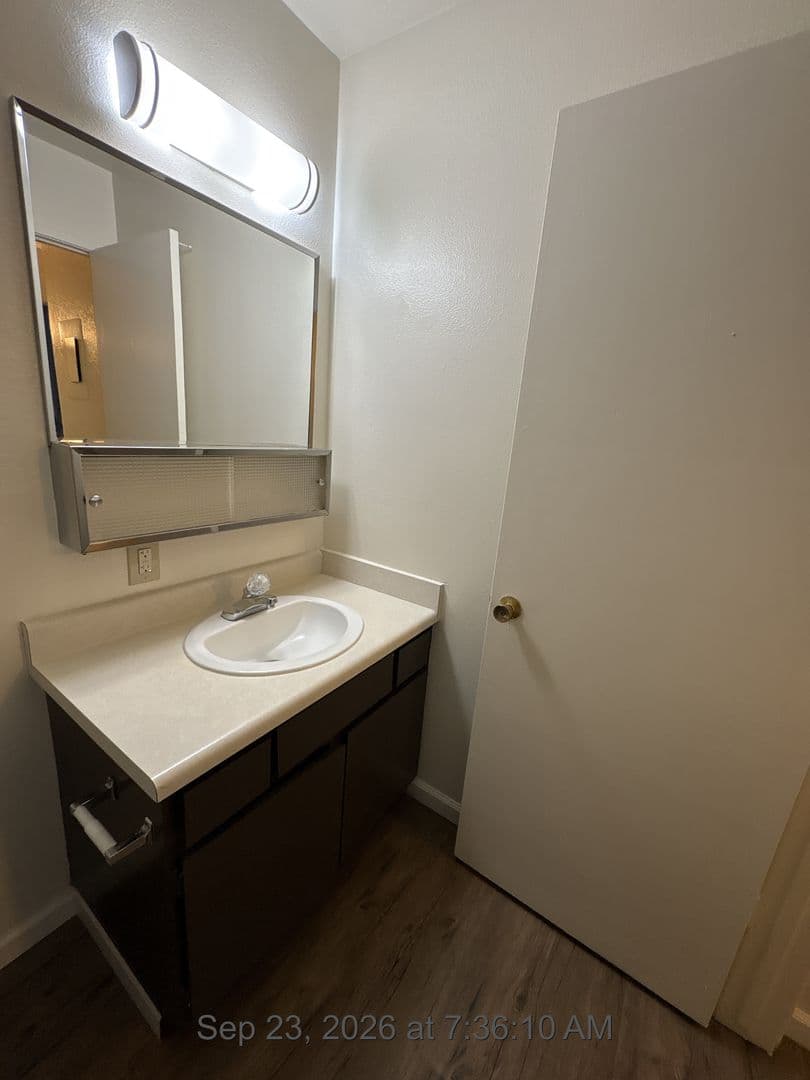 Visalia Apartment: 1300-1446 West Elowin Ave