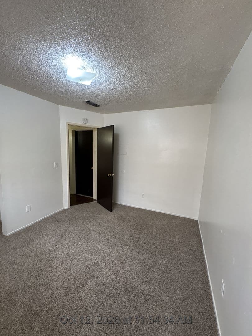 Visalia Apartment: 615 S Demaree St