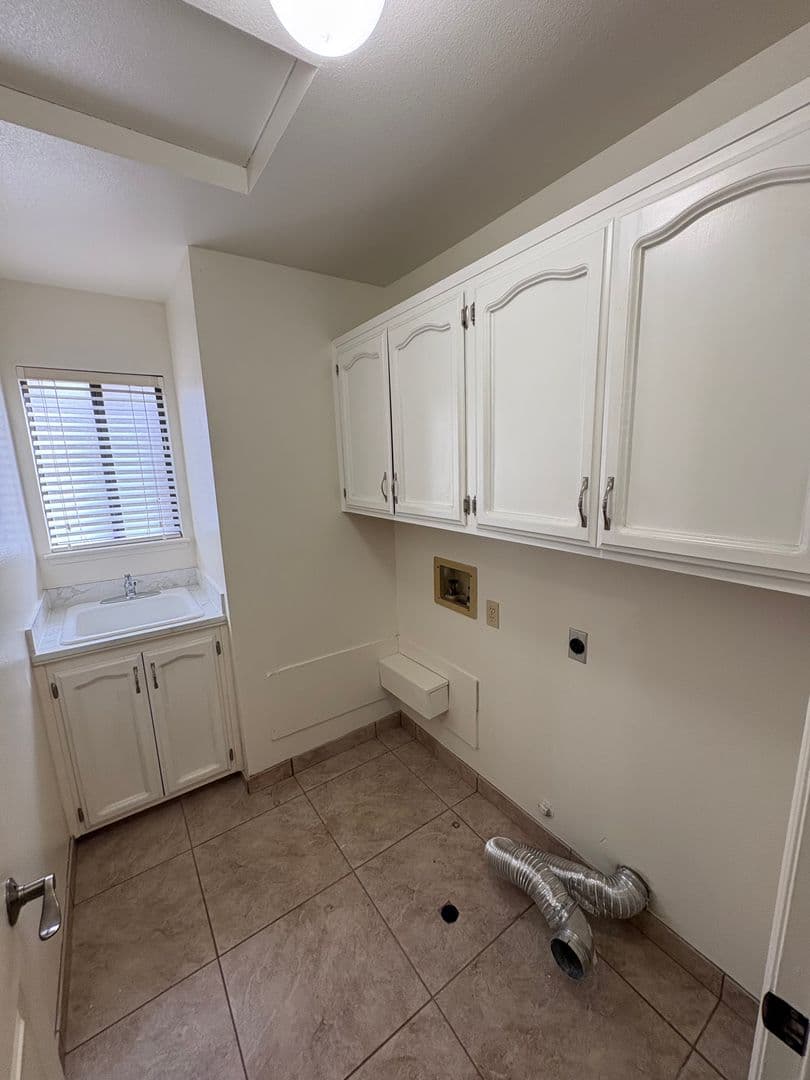 Visalia House: 1931 South Stevenson Ct