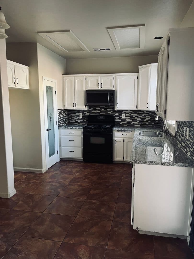 Farmersville House: 1856 North June Ave