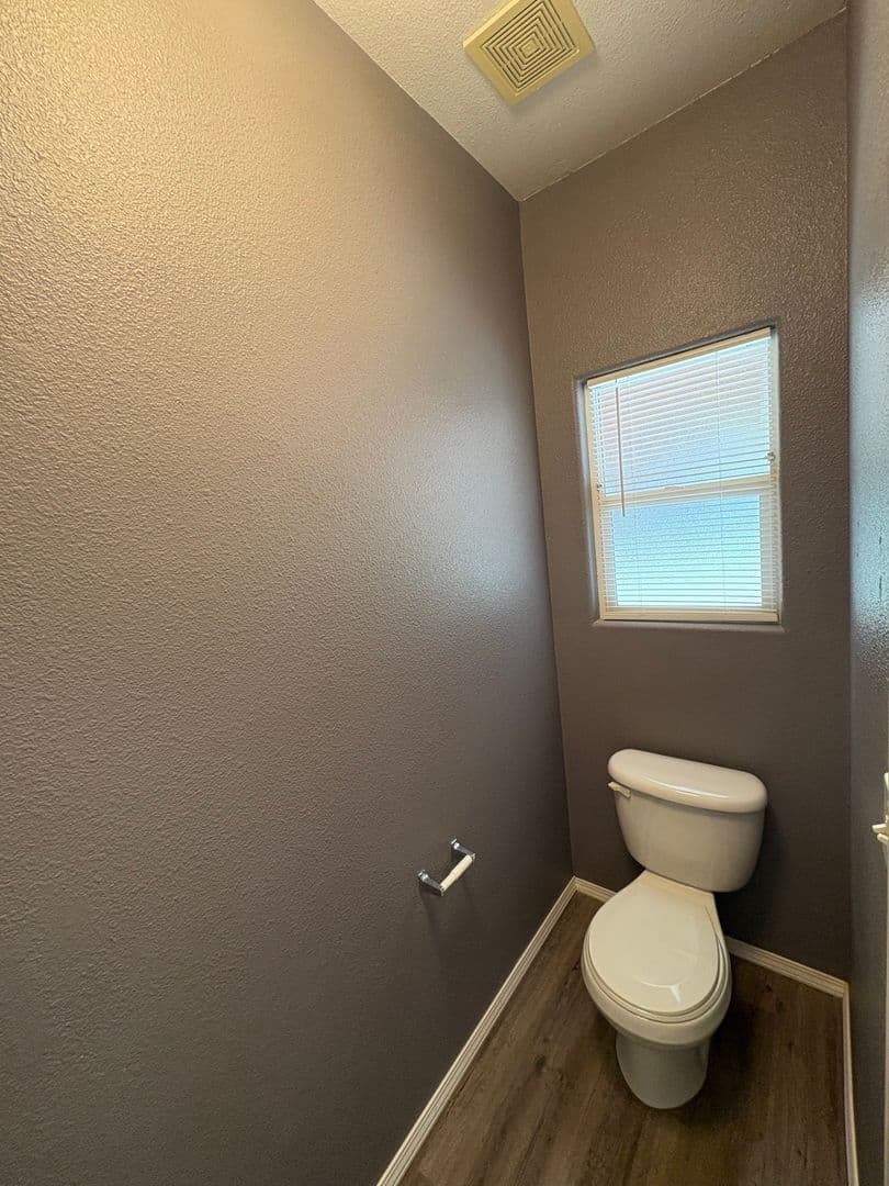 Visalia House: 2643 West Oakridge Ave