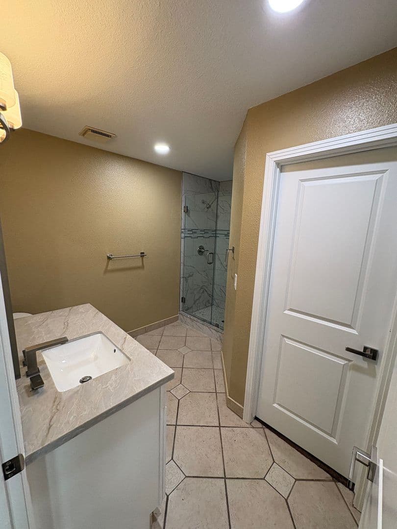 Visalia House: 2322 East Vassar Dr