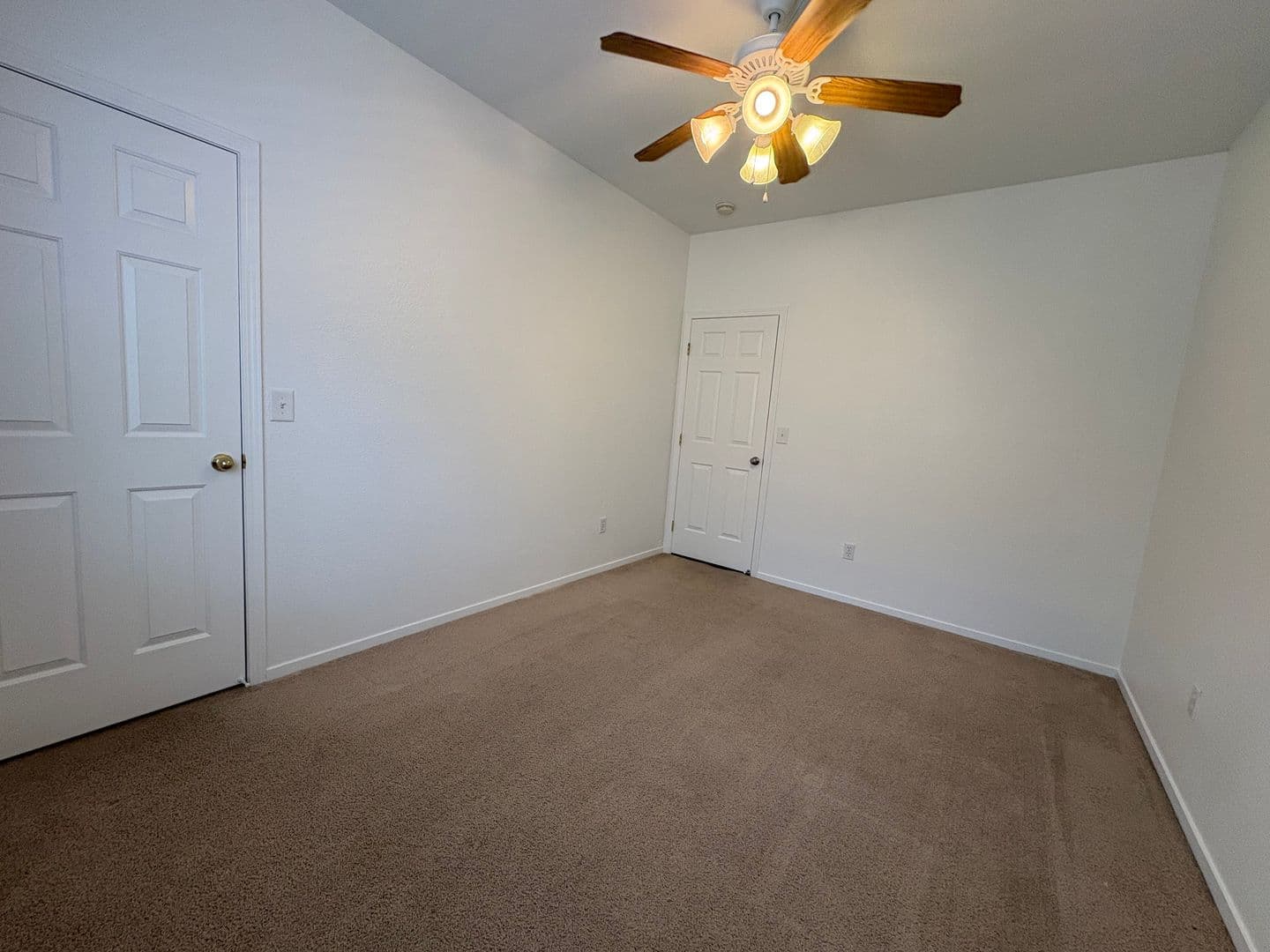 Visalia House: 2643 West Oakridge Ave