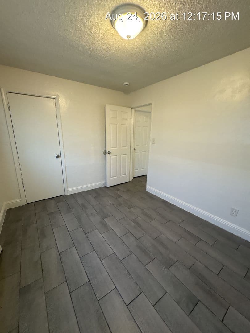 Tulare Apartment: 340-352 S Blackstone St