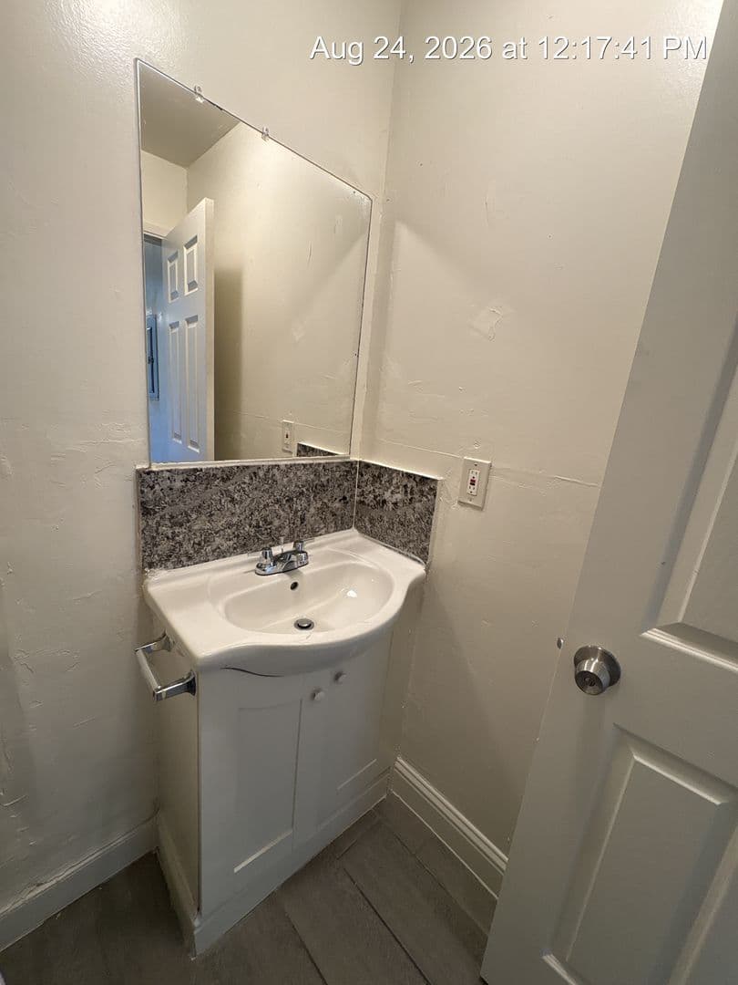 Tulare Apartment: 340-352 S Blackstone St
