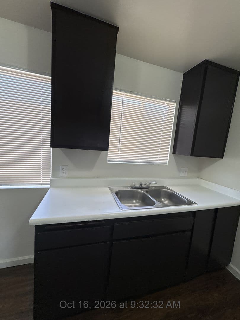 Visalia Apartment: 615 S Demaree St