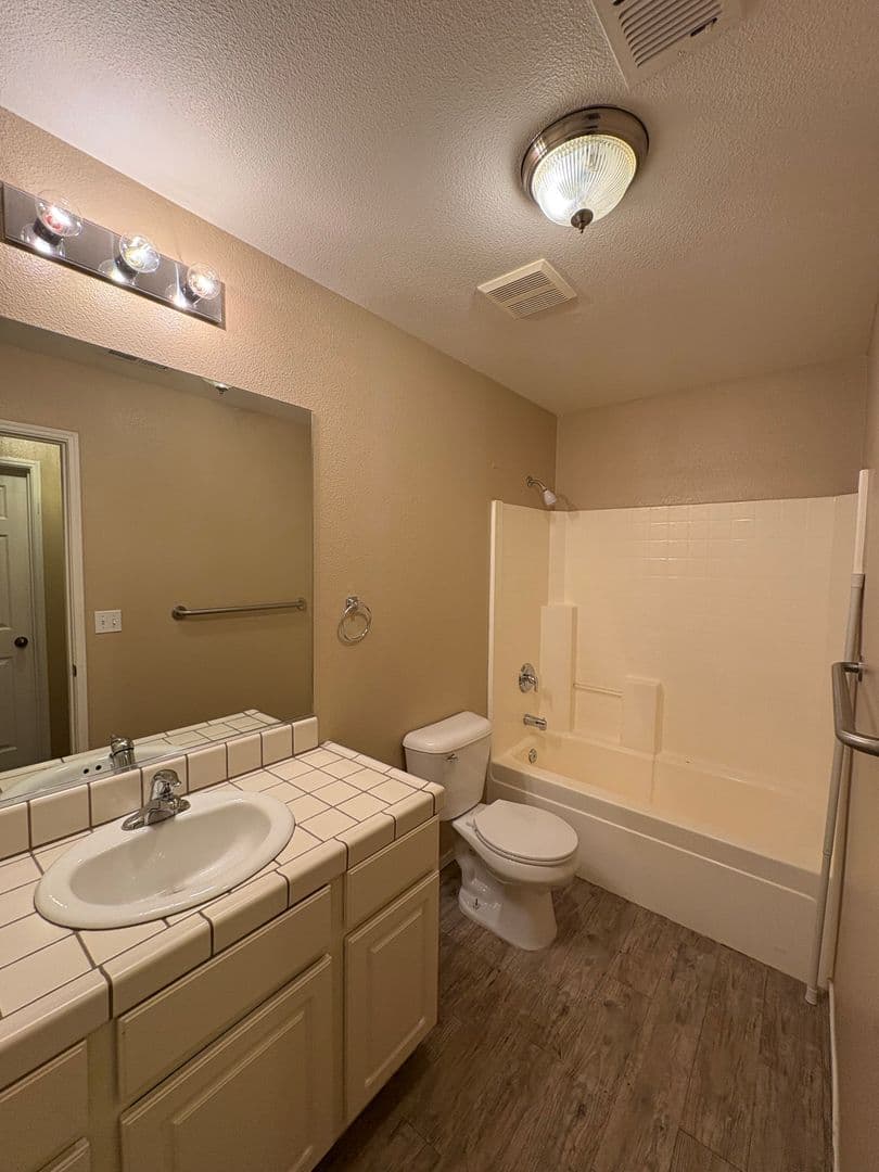 Visalia House: 2967 West Jerome Ave