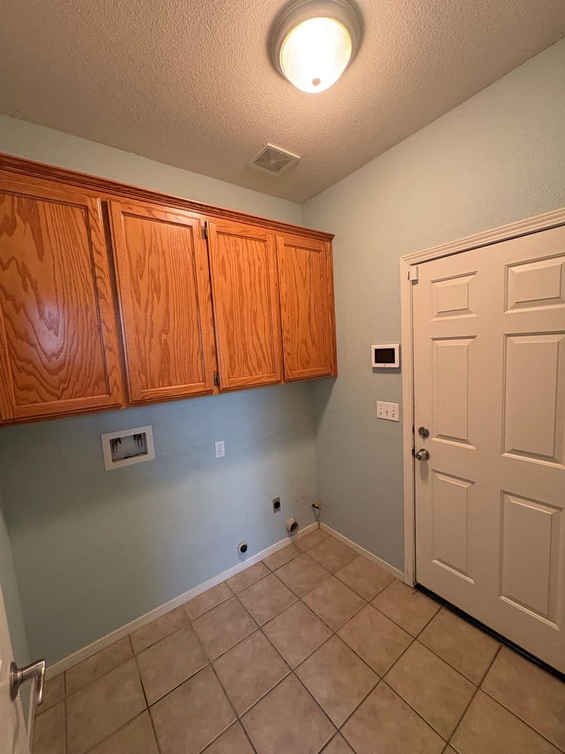 Visalia House: 2643 West Oakridge Ave