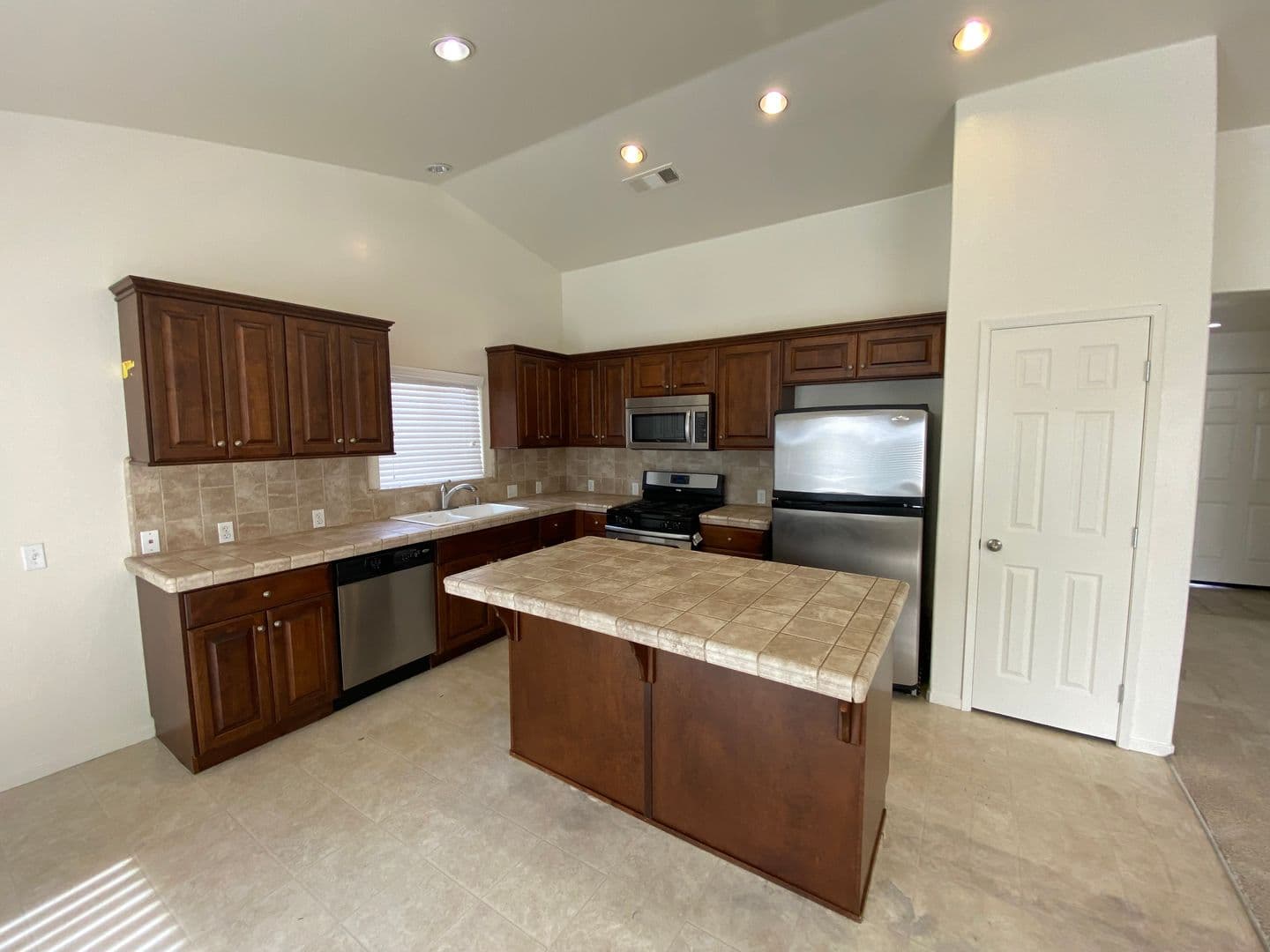 Visalia House: 1025 West Reese Ct