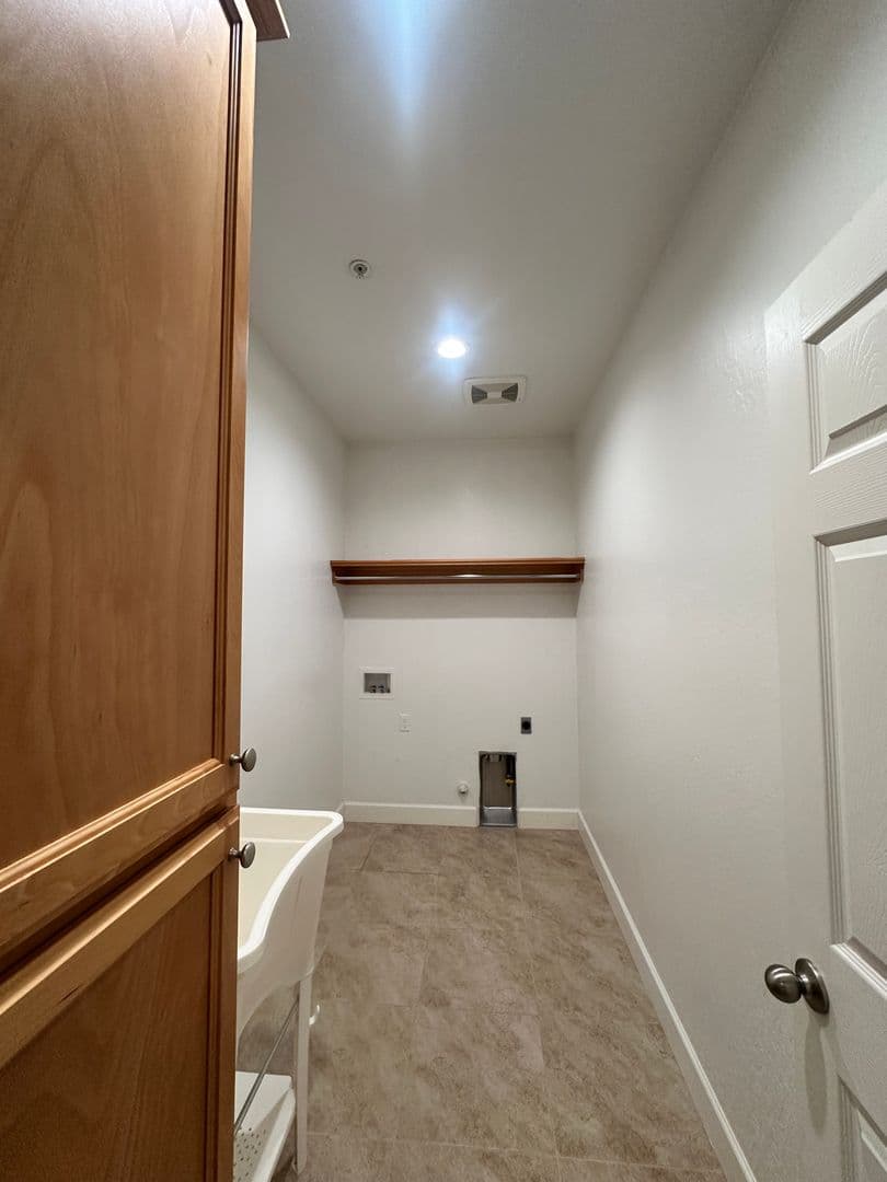 Visalia House: 3215 S Meadowbrook St