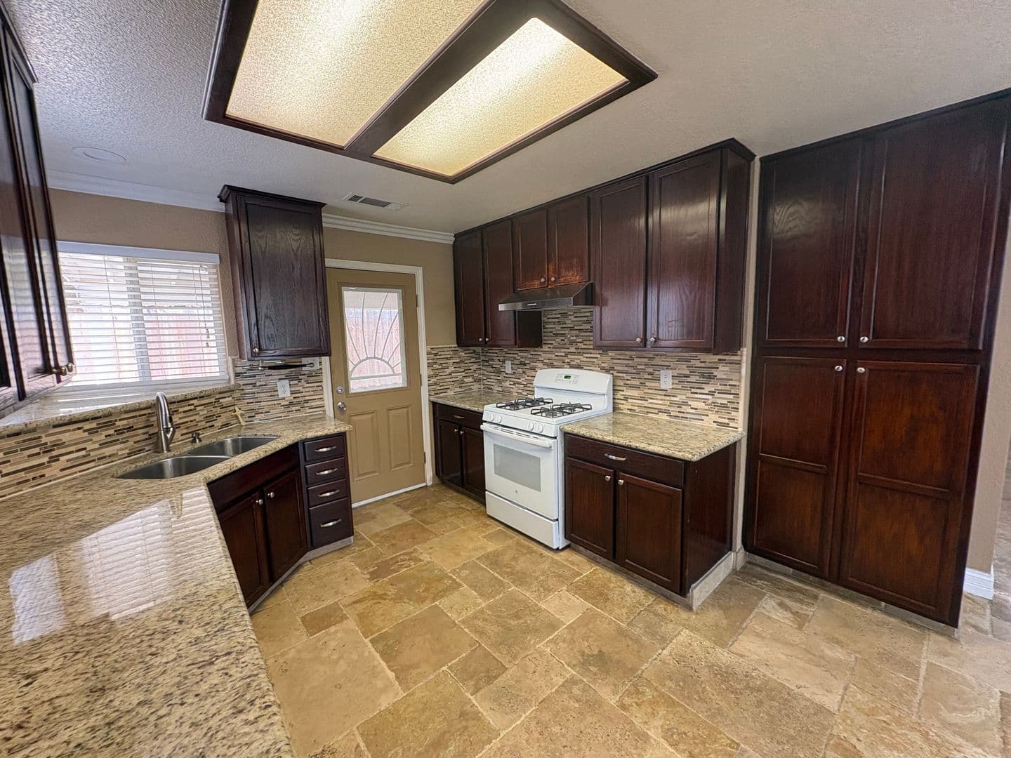 Visalia House: 744 West Buena Vista Ave