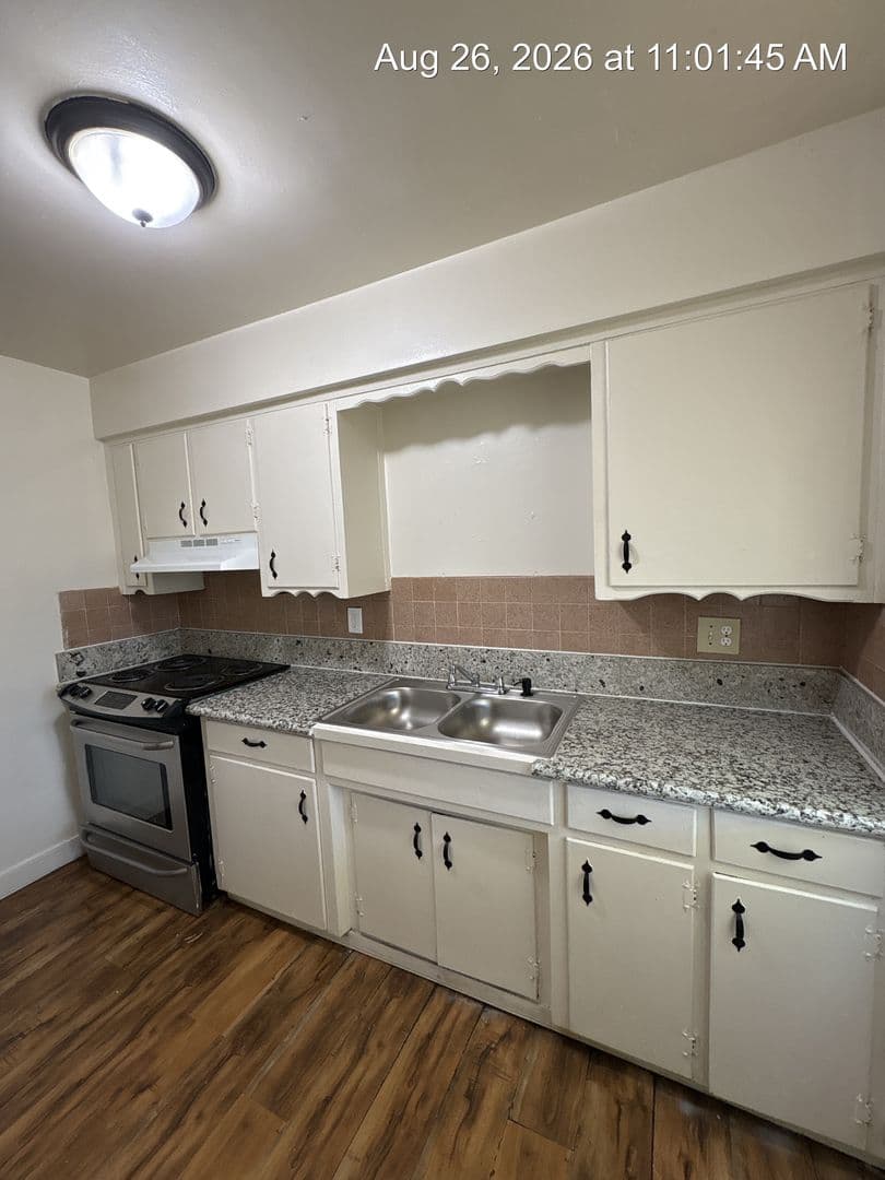 Tulare Apartment: 340-352 S Blackstone St