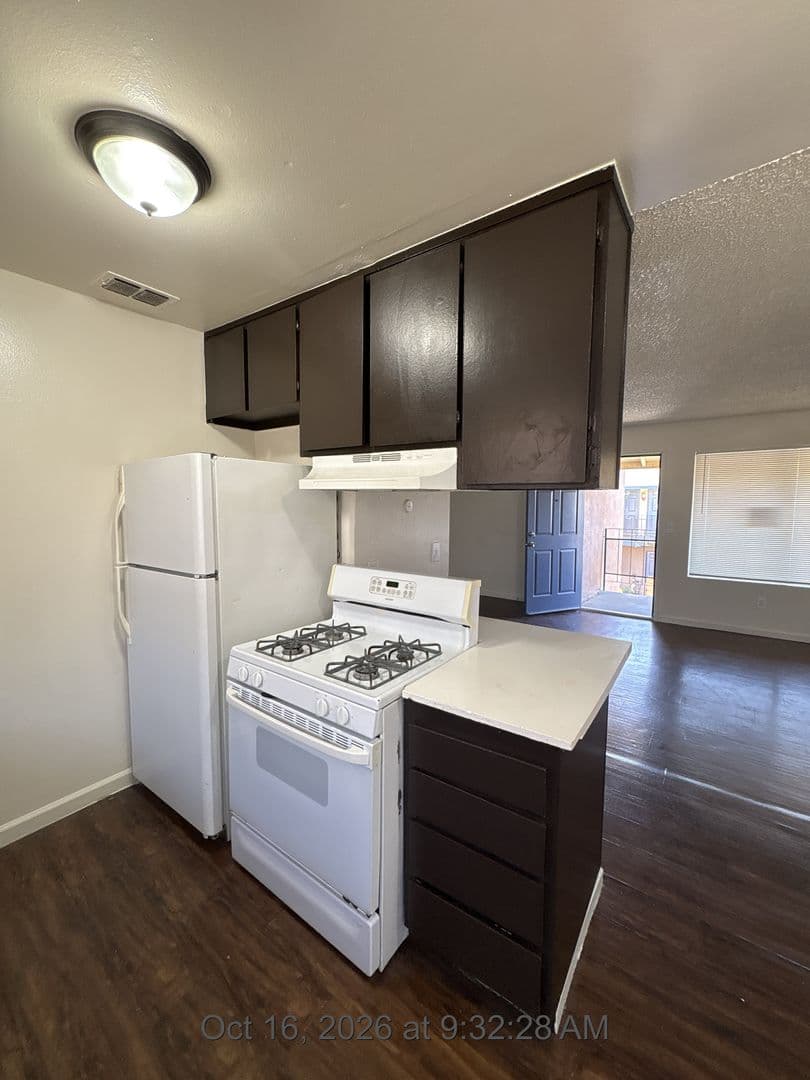 Visalia Apartment: 615 S Demaree St