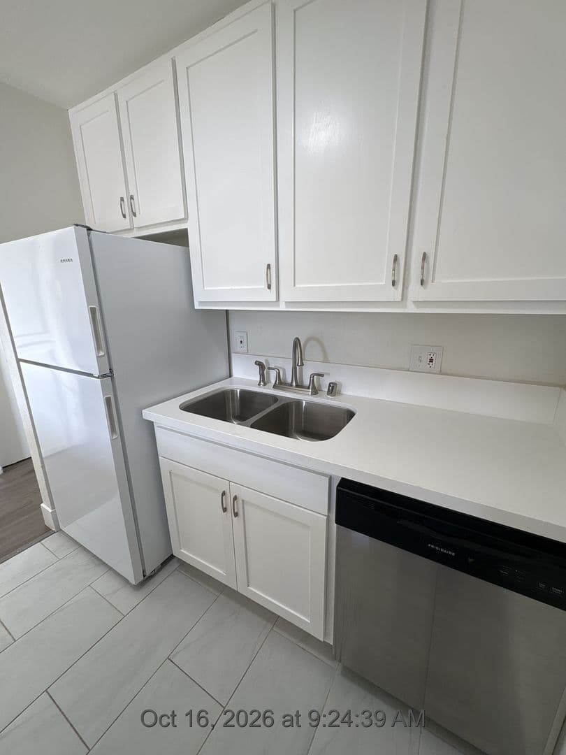 Visalia Apartment: 3515 W Campus Ave -1