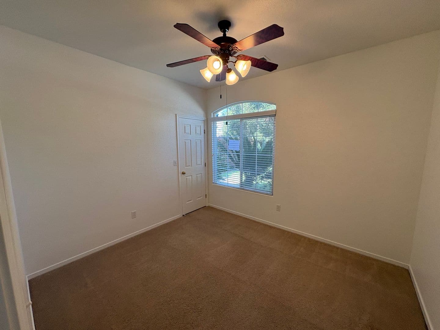 Visalia House: 2643 West Oakridge Ave