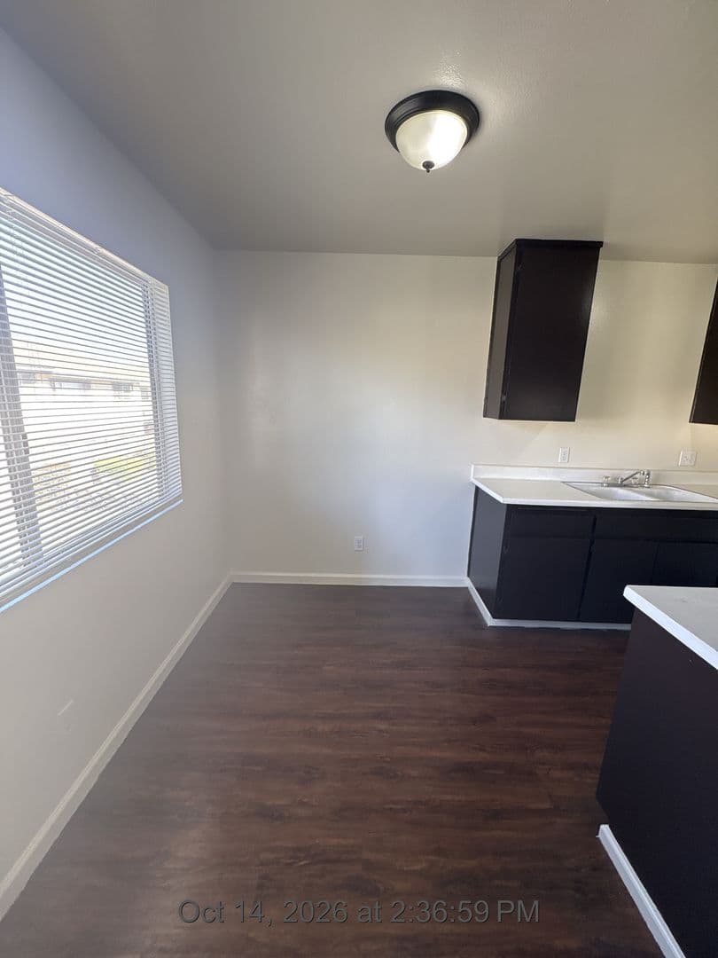 Visalia Apartment: 615 S Demaree St