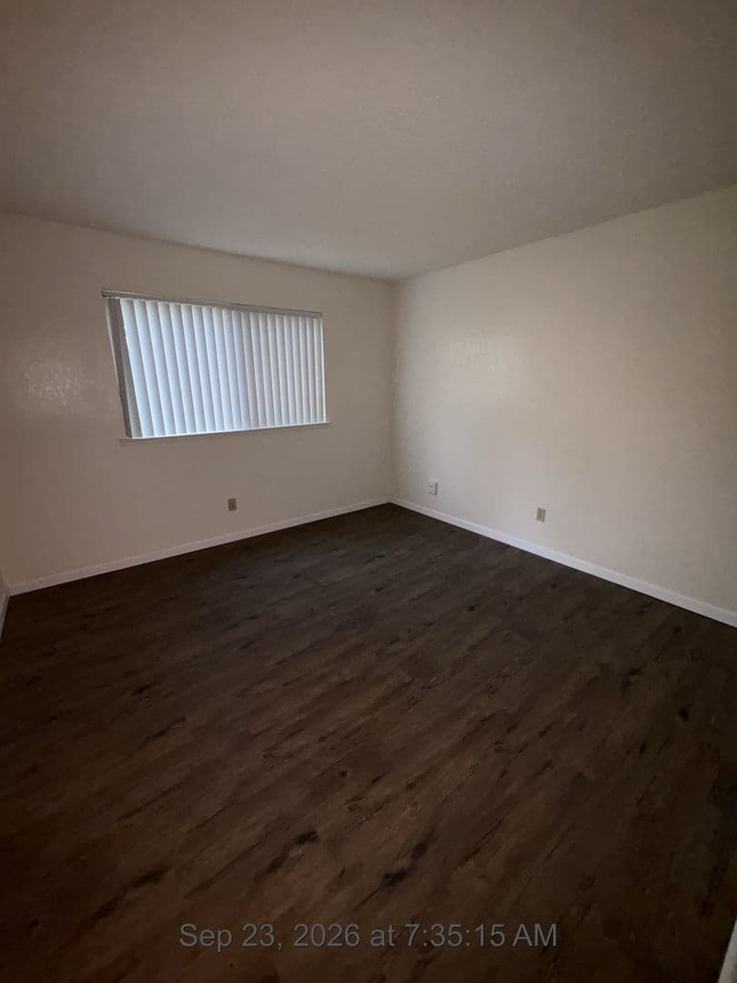 Visalia Apartment: 1300-1446 West Elowin Ave